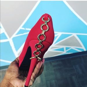 Red pump with gold chain in back